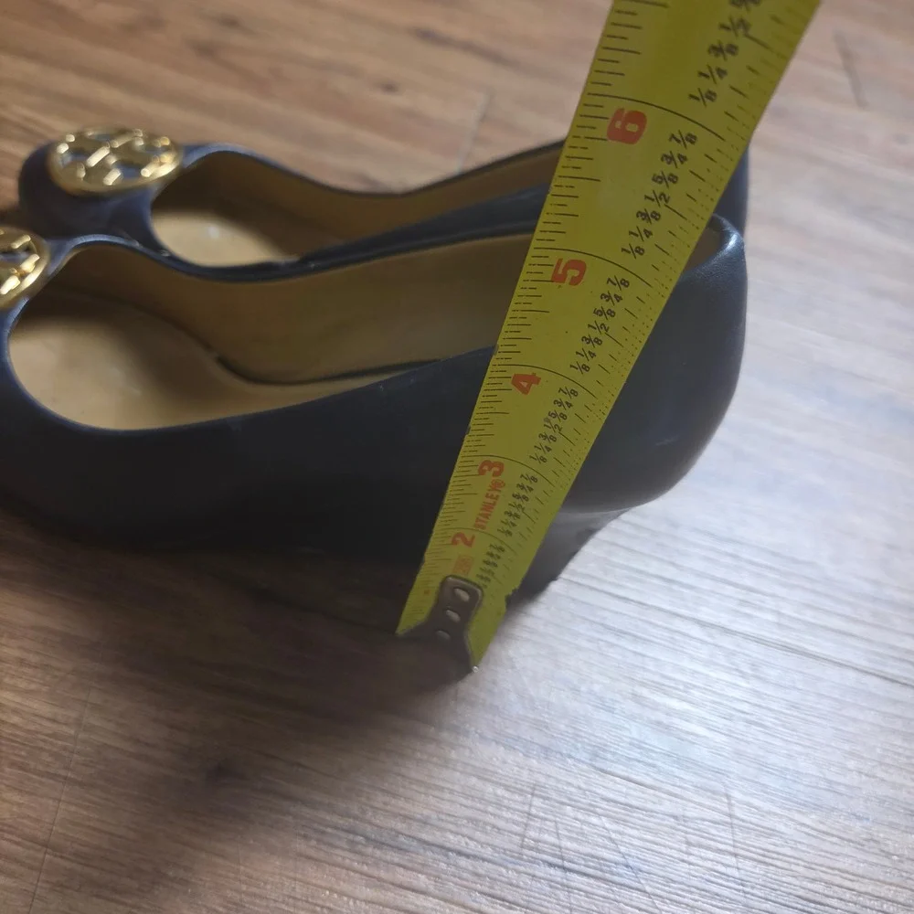 Tory Burch Chelsea Wedge Pumps 6 Leather Gold Logo Medallion Heels Office Siren